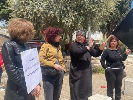 ناشطات نسويّات ينظّمن وقفة احتجاجيّة رفضًا للحرب على غزّة